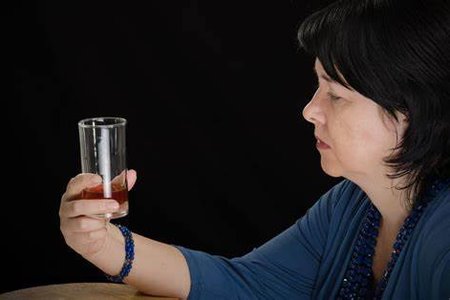 причины появления неизлечимого алкоголизма у женщин и его симптомы и признаки 